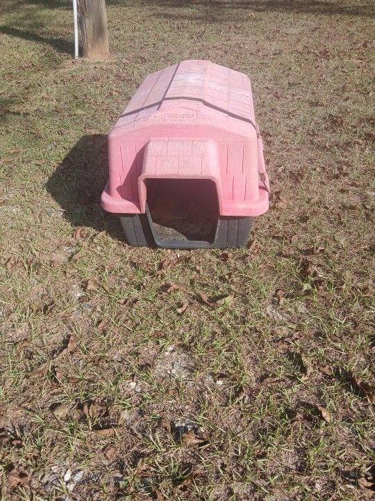 Petmate Dog House
