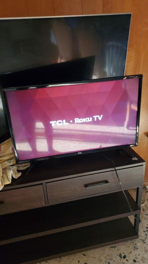 TCL Roku TV "28