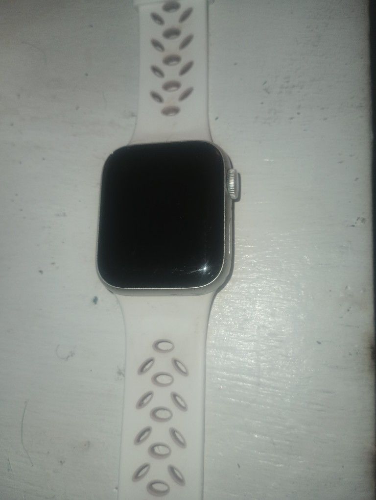 Apple Watch Series 6. 40mm Aluminum