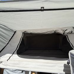 Folding roof tent