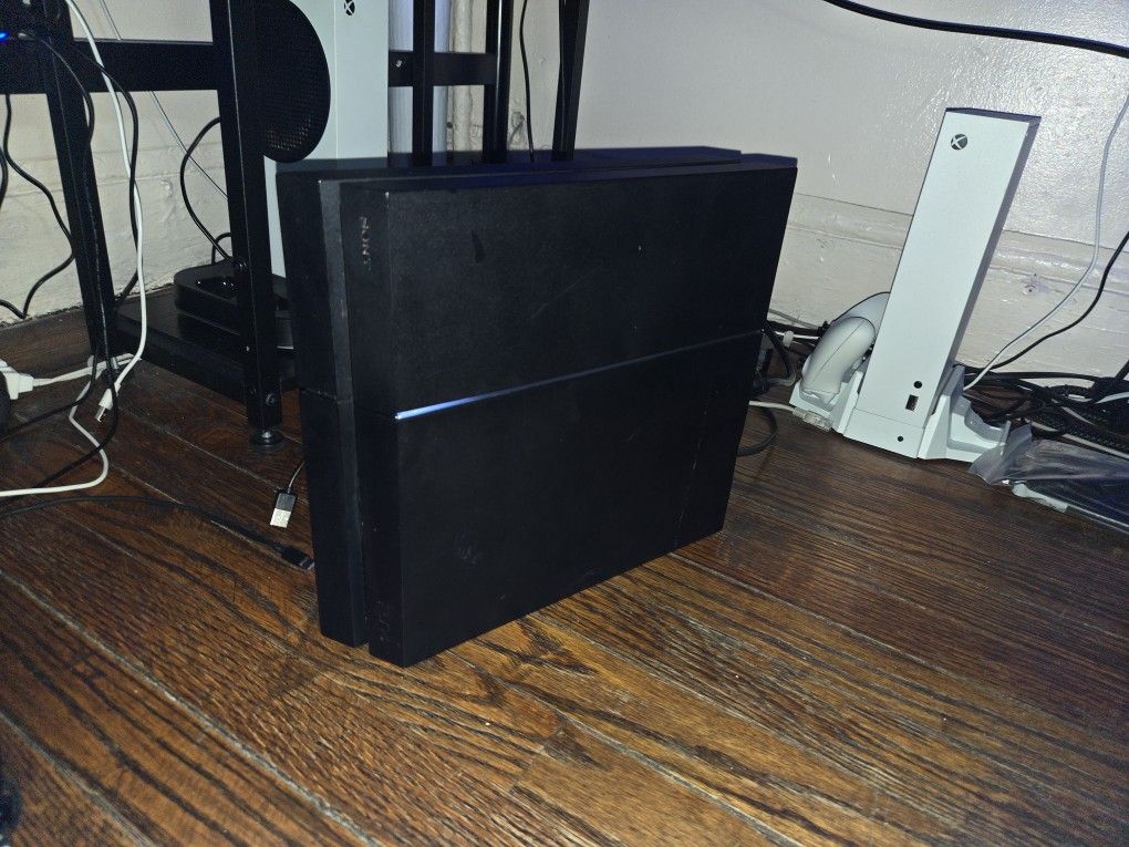 Ps4 With Wires And Remote