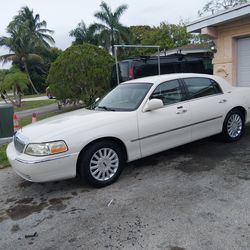2005 Lincoln Town Car Signature Edition 150,000 miles