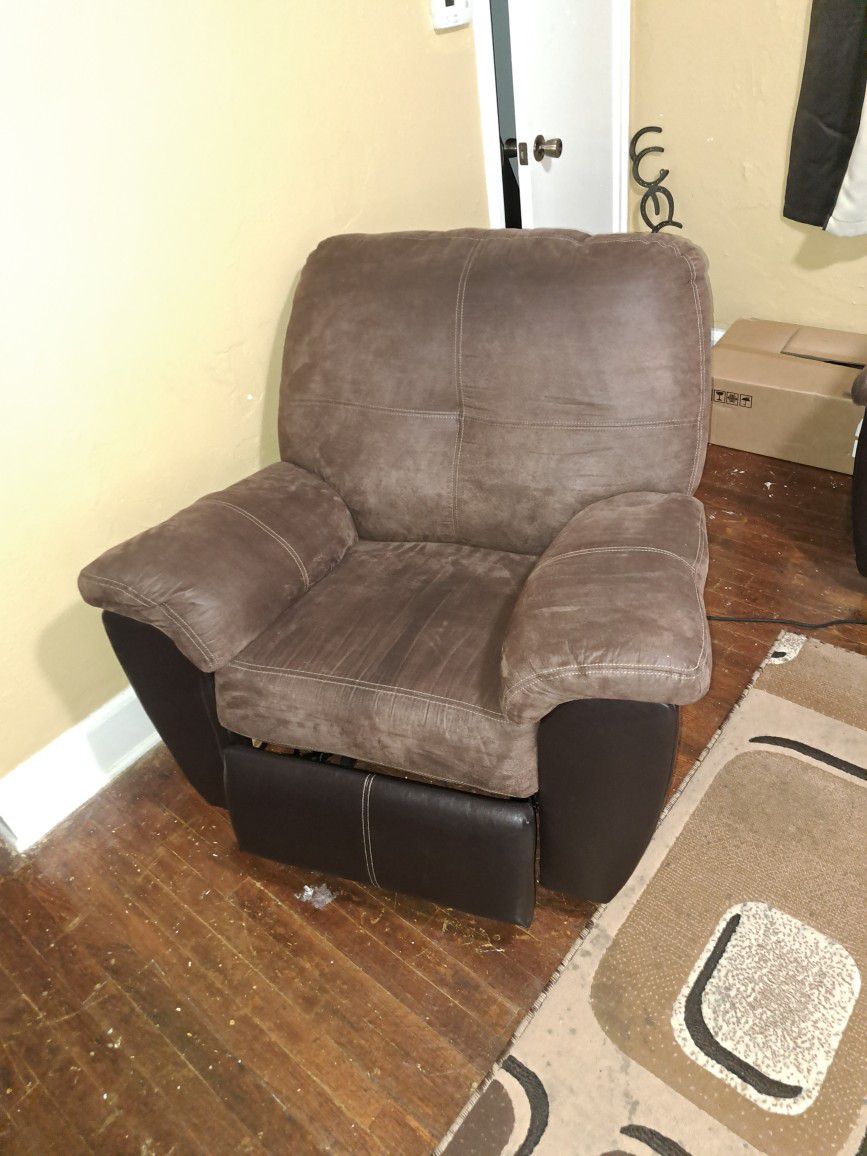 Couch And Recliner And 2 50inch Tvs $350