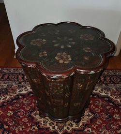 Vintage Asian-Style Scalloped Lacquered Wooden Storage Drum Table / Stool