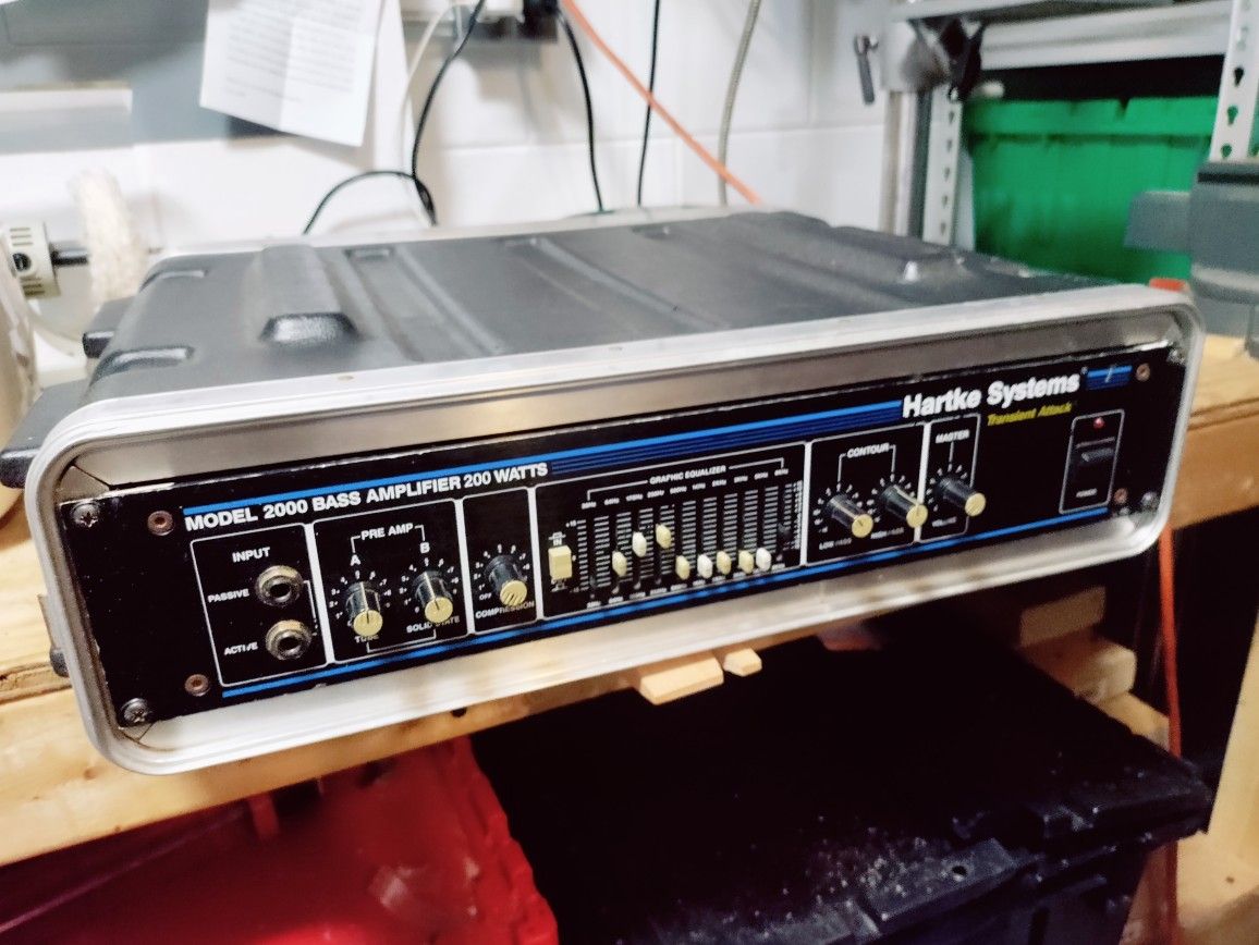 HARTKE 2000 Bass Amplifier + Road Case