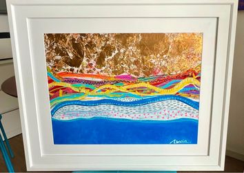 Miami Local artist paint, emulating the ocean and the Bright sun of Miami Beach
