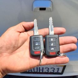 Car Keys And Remotes  / Llaves De Carro Y Controlles 