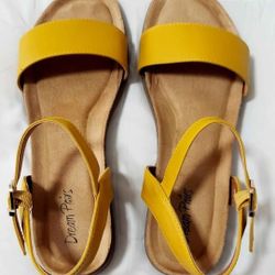 NEW! Dream Paris Sandals Yellow Mustard color Size 8.5