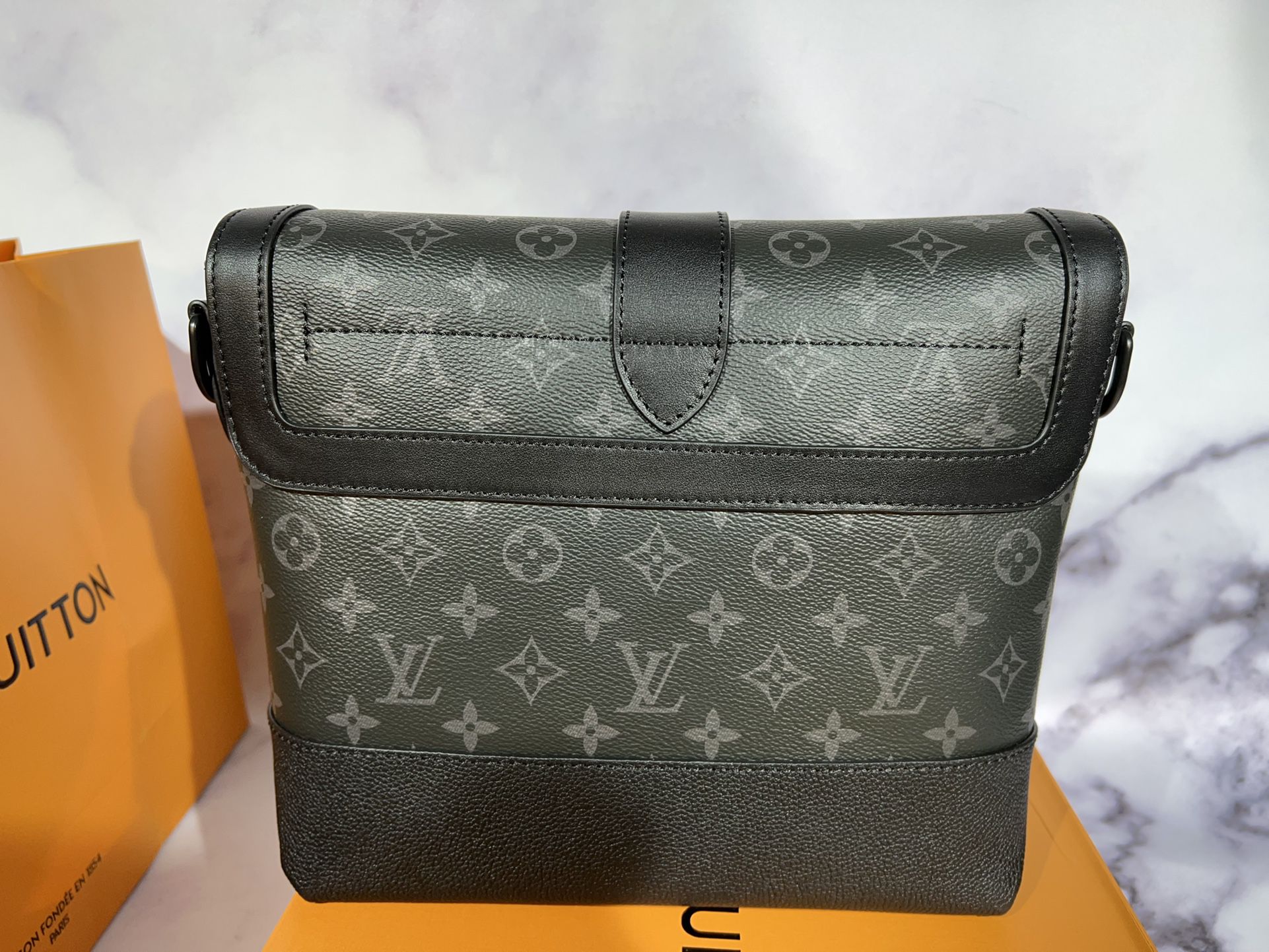 Louis Vuitton LV saumur messenger bag new Black ref.788041 - Joli Closet