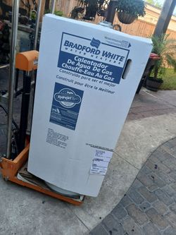 Nuebo con un golpe nada grave  40 gallon