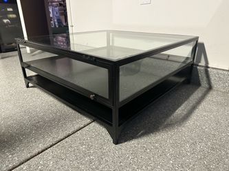 Beautiful West Elm Coffee Table – 40” x 40”