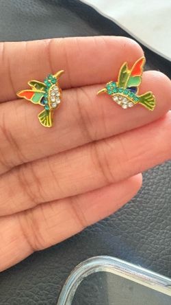 Cute hummingbird shaped earings