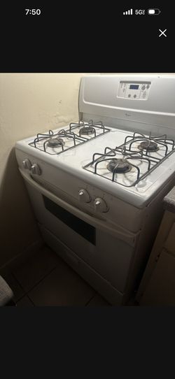 $100 x los 2 cosas Me urge venderla  sirve bien refri y estufa no le sirve horno