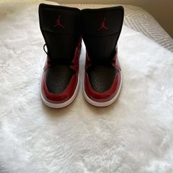 Air Jordan 1 Low SE. Size 9.5