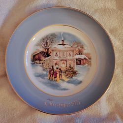 Avon Christmas Plate Series 1977 "Carolers In The Snow" Fifth Edition