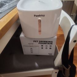 Pet Drinking Fountain With Box Of Replacement Filters Included