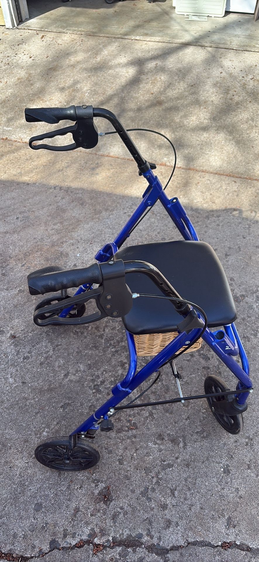 ***ROLLING WALKER WITH BRAKES***