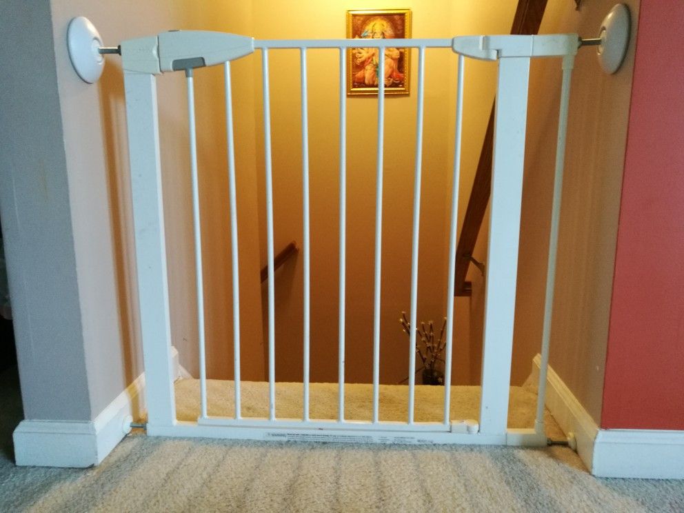 Baby/pet safety gate and wall protectors