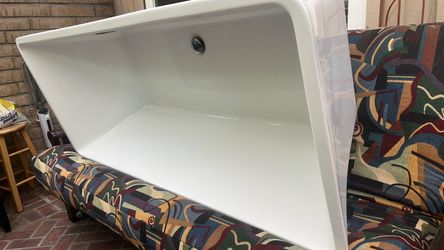 White Freestanding Soaking Bathtub