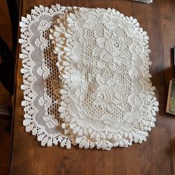Decorative Tablecloth And 5 Matching Placemats.