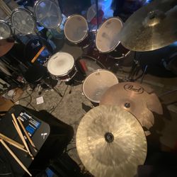 Pearl 5 Piece Drum Set( Including Cymbals)