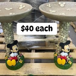 🐦 Disney Mickey 20-Inches H Brown Polypropylene Complete Birdbath 🏰