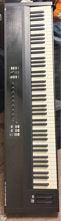 Native Instruments Komplete Kontrol S88 – For Parts or Repair