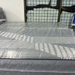 CALIFORNIA KING SIZE SEALY POSTUREPEDIC MATTRESS & BOX SPRINGS BED SET