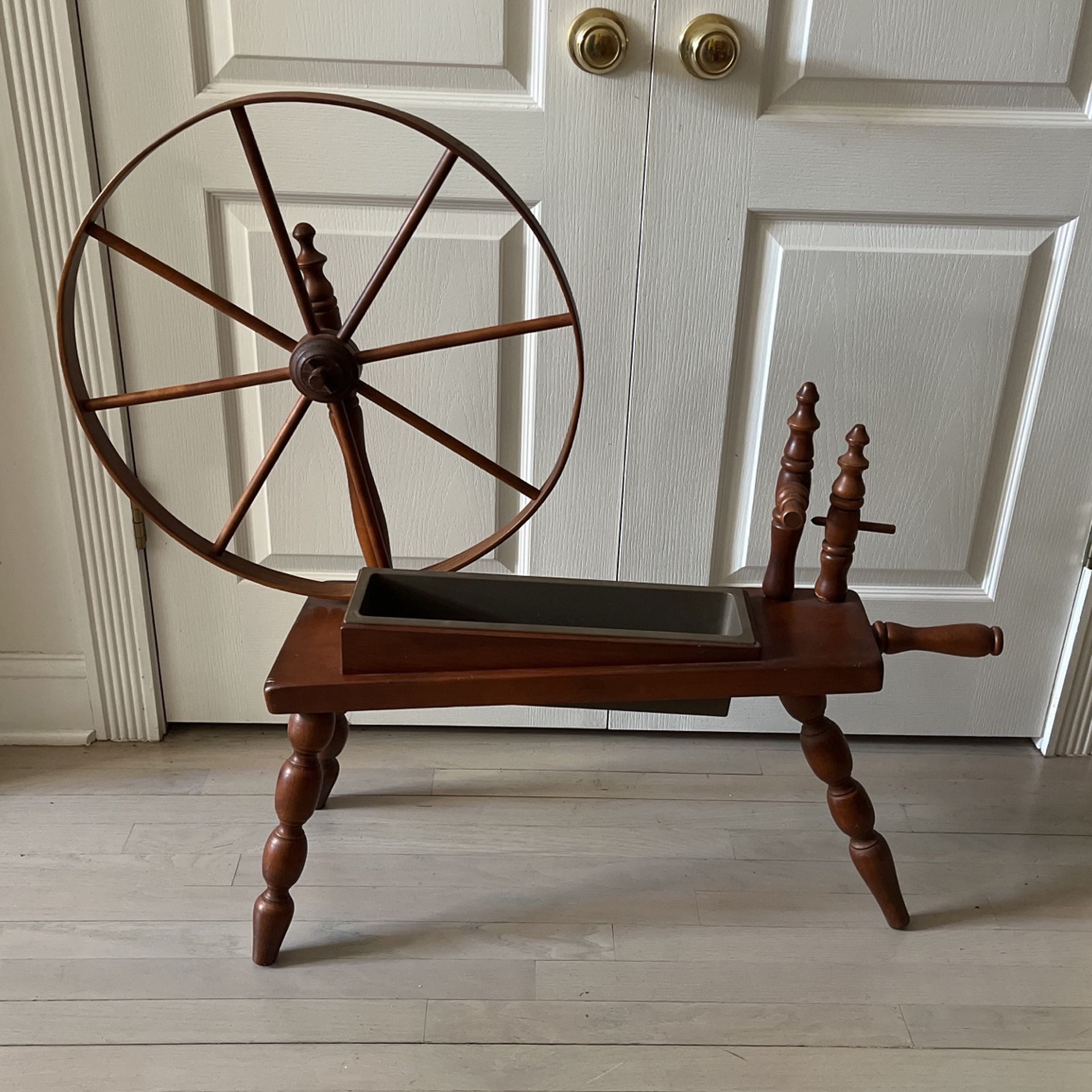 Wooden Spinning Wheel  Excellent Condition  