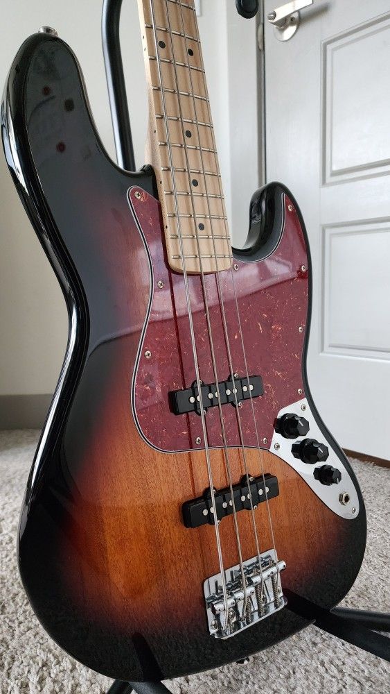 Excellent Condition Fender Squier Jazz Bass 