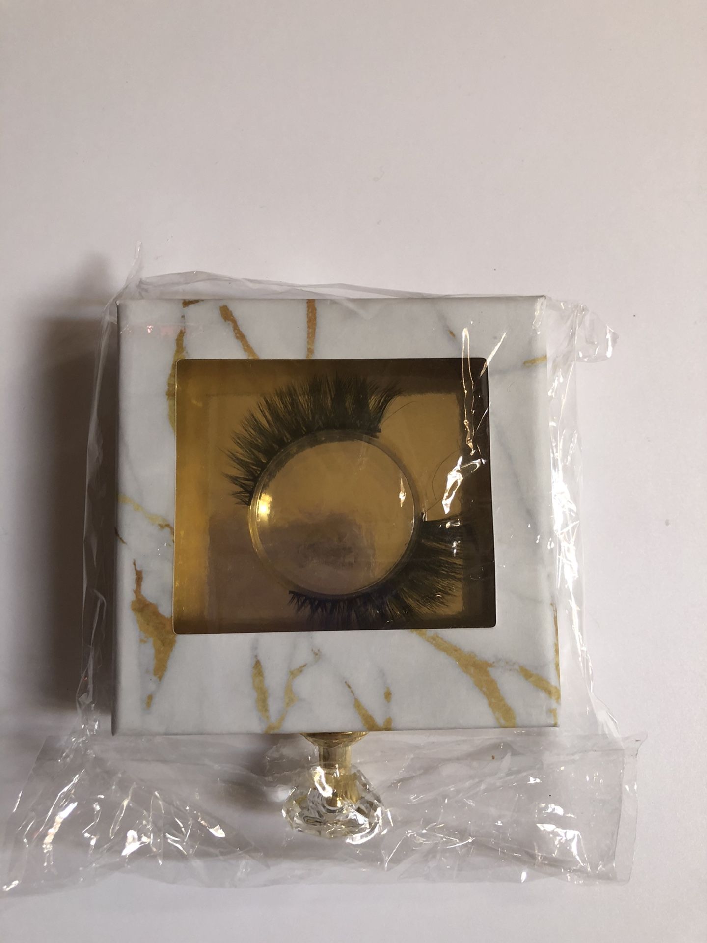 Three D eyelashes (silk) light weight eyelashes make your order for only $10 and it comes with a free gift 💝