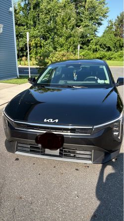 Selling Kia 2025 car 3k miles used