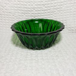Hoosier Forest Emerald Green diamonds glass thick bowl . Good condition and smoke free home.  Measures 6 1/4" W X 2 1/2" T .