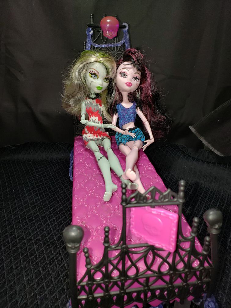 Monster High bed & 2 monster high dolls