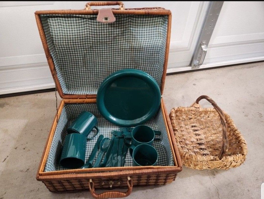 Vintage Wicker Suitcase Picnic Set Of 4 Vintage Picnic Basket Set Vintage Wicker Decor Vintage Wicker Movie Prop Decor