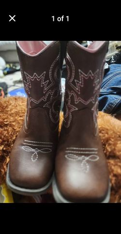 Girls shoes size 10.5/11.0 ask for prices. :)