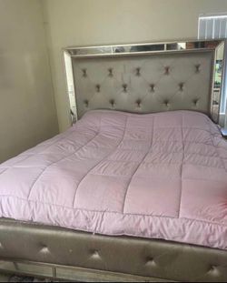 California King bed 💛