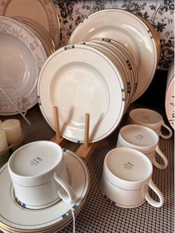 Mikasa plates set of 16 of set 30 firm
