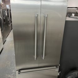 Thermador 36” Built In Refrigerator 2022