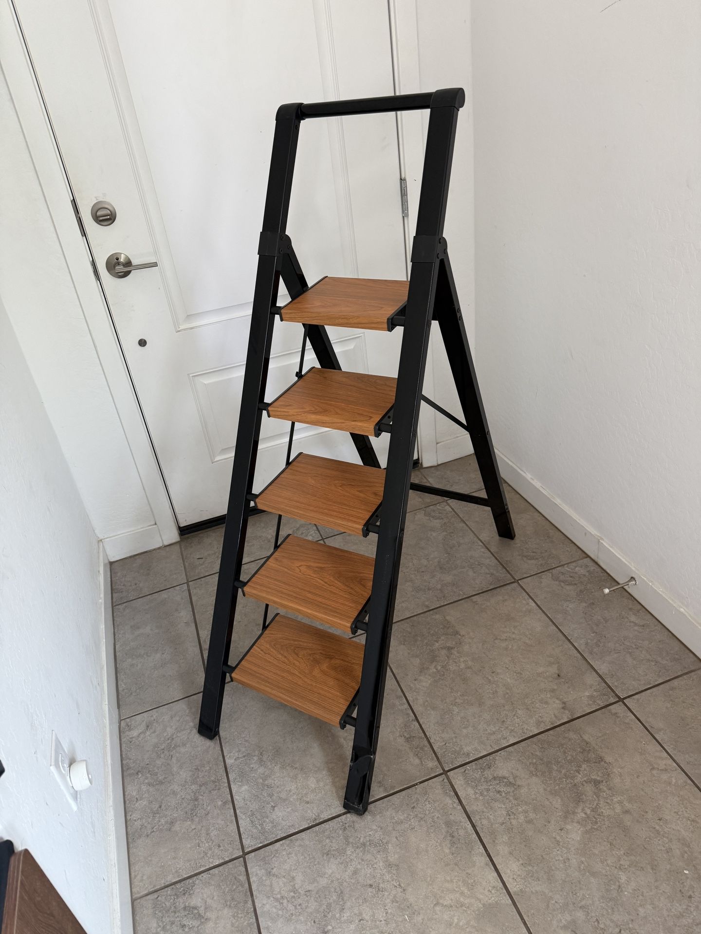 5 step ladder - minor Niggle to the leg - see pictures 