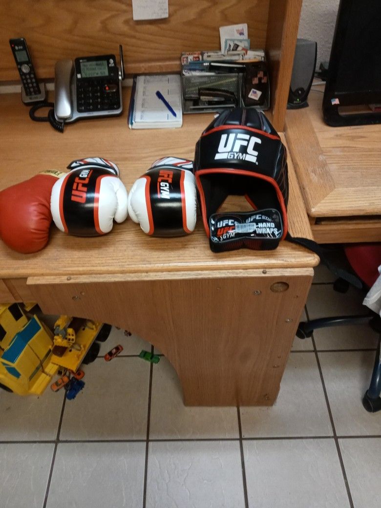 UFC Kickboxing Gloves Wraps And Headgear