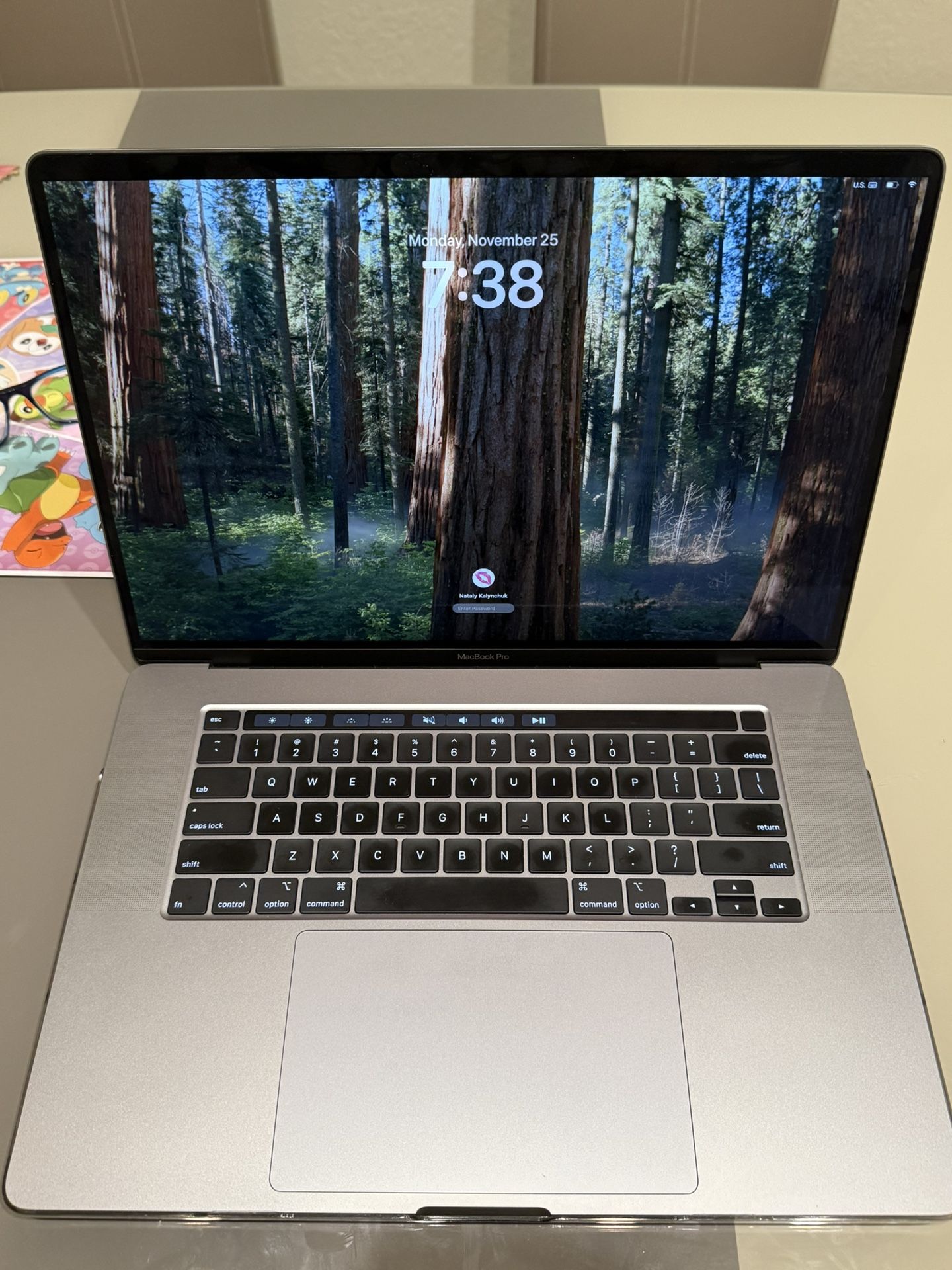 MacBook Pro 2019 16 Ram 16” Touch Pad.