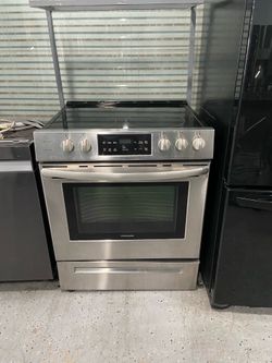 Frigidaire electric stove in excellent working condition