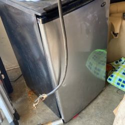 Small Fridge 30$