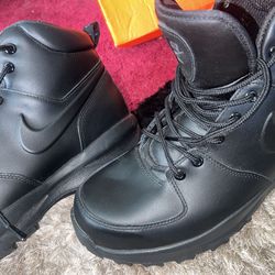 Nike Manoa Hiking Boots