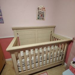 Nice Crib Adjustable Height 2 Mattresses