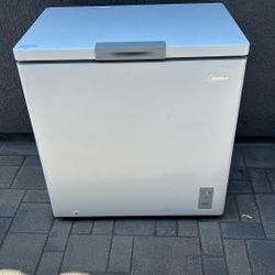 Midea 7- Cu Ft Convertible Chest Freezer 