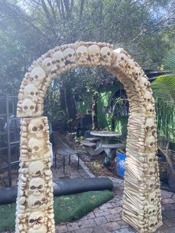 Halloween skeleton arch