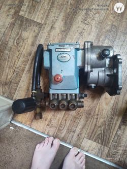CAT PUMP WITH GREAT BOX WRKS HELLA GOOD . NEED GONE ASAP PLZ