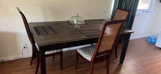 Dining table with 3 chairs in great condition I offer delivery for and extra fee